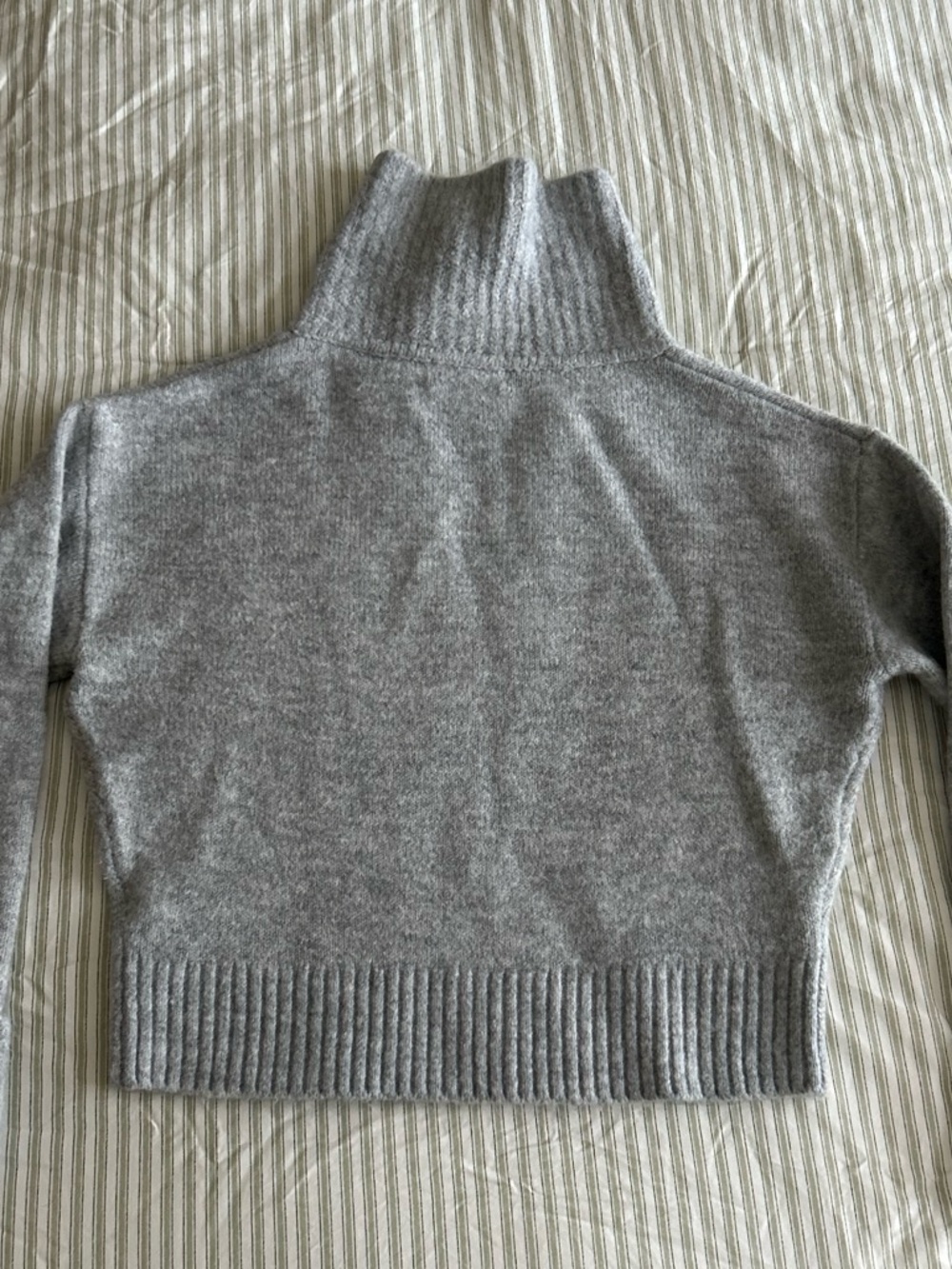 Like New Treasure & Bond Light Gray V-Neck Collared Knit Sweater - Picture 4 of 7
